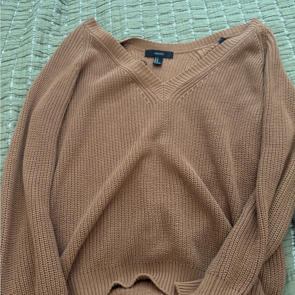 Forever 21 Women's V-Neck Sweater in Tan